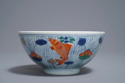 Un bol en porcelaine de Chine doucai à décor de poissons, marque de Xuande, Kangxi