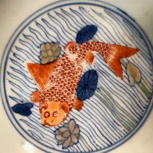 Un bol en porcelaine de Chine doucai à décor de poissons, marque de Xuande, Kangxi — photo 13