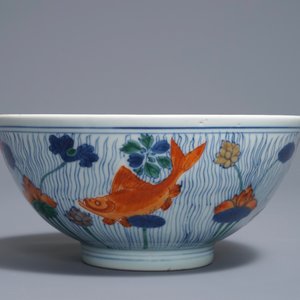 Un bol en porcelaine de Chine doucai à décor de poissons, marque de Xuande, Kangxi — photo 2