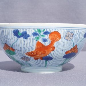 Un bol en porcelaine de Chine doucai à décor de poissons, marque de Xuande, Kangxi — photo 21