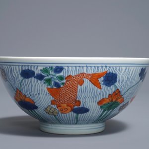 Un bol en porcelaine de Chine doucai à décor de poissons, marque de Xuande, Kangxi — photo 3