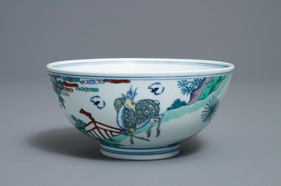 Un bol en porcelaine de Chine doucai à décor d'un singe et d'un cerf, marque de Chenghua, Kangxi