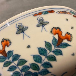 Un bol en porcelaine de Chine doucai à décor d'un singe et d'un cerf, marque de Chenghua, Kangxi — photo 12