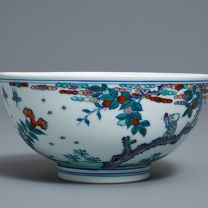 Un bol en porcelaine de Chine doucai à décor d'un singe et d'un cerf, marque de Chenghua, Kangxi — photo 4