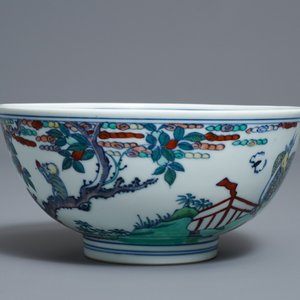 Un bol en porcelaine de Chine doucai à décor d'un singe et d'un cerf, marque de Chenghua, Kangxi — photo 5