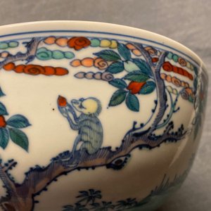 Un bol en porcelaine de Chine doucai à décor d'un singe et d'un cerf, marque de Chenghua, Kangxi — photo 10
