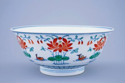 Un bol en porcelaine de Chine doucai aux canards mandarins, marque et prob. époque de Qianlong