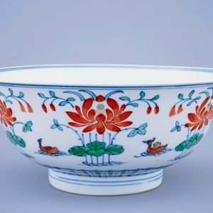Un bol en porcelaine de Chine doucai aux canards mandarins, marque et prob. époque de Qianlong — photo 1
