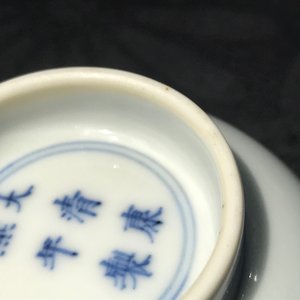 Un bol en porcelaine de Chine doucai, marque de Kangxi, 19/20ème — photo 22