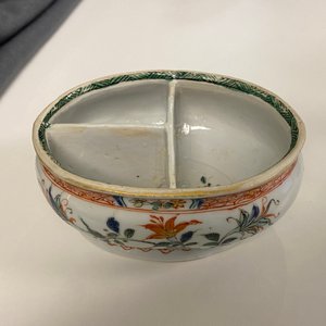 Un bol en porcelaine de Chine doucai, une boîte à épices en famille verte et une boîte à thé en famille verte, Kangxi et après — photo 14