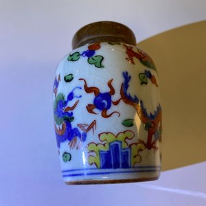 Un bol en porcelaine de Chine doucai, une boîte à épices en famille verte et une boîte à thé en famille verte, Kangxi et après — photo 18