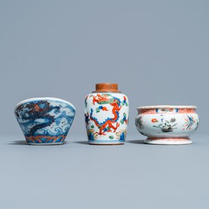 Un bol en porcelaine de Chine doucai, une boîte à épices en famille verte et une boîte à thé en famille verte, Kangxi et après — photo 4