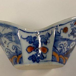 Un bol en porcelaine de Chine doucai, une boîte à épices en famille verte et une boîte à thé en famille verte, Kangxi et après — photo 9