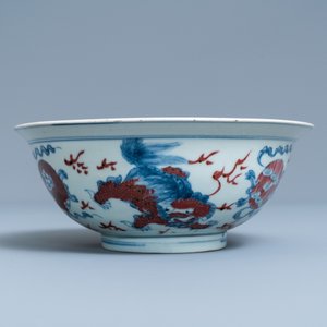 Un bol en porcelaine de Chine en bleu, blanc et rouge de cuivre, marque de Qianlong, 19ème — photo 2