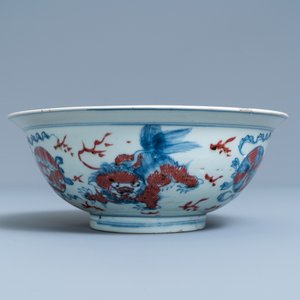 Un bol en porcelaine de Chine en bleu, blanc et rouge de cuivre, marque de Qianlong, 19ème — photo 5