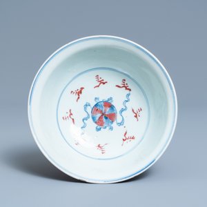 Un bol en porcelaine de Chine en bleu, blanc et rouge de cuivre, marque de Qianlong, 19ème — photo 6