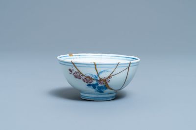 Un bol en porcelaine de Chine en bleu, blanc et rouge de cuivre réparé de façon kintsugi, marque de Chenghua, Kangxi