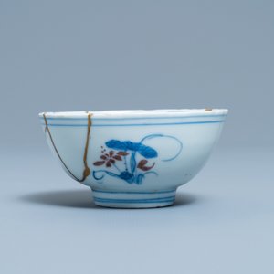 Un bol en porcelaine de Chine en bleu, blanc et rouge de cuivre réparé de façon kintsugi, marque de Chenghua, Kangxi — photo 3