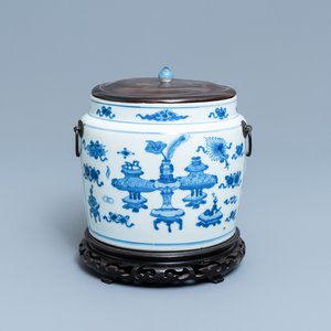 Un bol en porcelaine de Chine en bleu et blanc à décor d'antiquités, Kangxi — photo 1