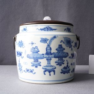 Un bol en porcelaine de Chine en bleu et blanc à décor d'antiquités, Kangxi — photo 11