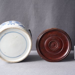 Un bol en porcelaine de Chine en bleu et blanc à décor d'antiquités, Kangxi — photo 14