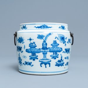 Un bol en porcelaine de Chine en bleu et blanc à décor d'antiquités, Kangxi — photo 2