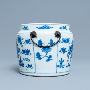 Un bol en porcelaine de Chine en bleu et blanc à décor d'antiquités, Kangxi — photo 5