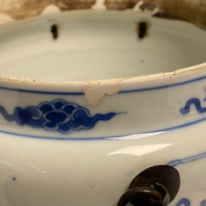 Un bol en porcelaine de Chine en bleu et blanc à décor d'antiquités, Kangxi — photo 8