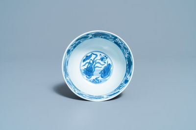 Un bol en porcelaine de Chine en bleu et blanc à décor de canards mandarin émaillé mat à l'extérieur, marque Fu, Ming