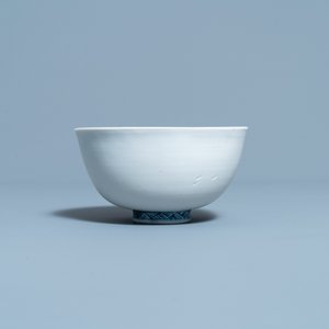 Un bol en porcelaine de Chine en bleu et blanc à décor de canards mandarin émaillé mat à l'extérieur, marque Fu, Ming — photo 6
