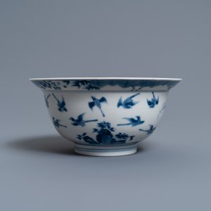 Un bol en porcelaine de Chine en bleu et blanc à décor de douze pies, marque de Chenghua, Kangxi — photo 2