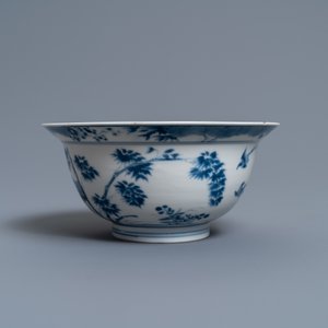 Un bol en porcelaine de Chine en bleu et blanc à décor de douze pies, marque de Chenghua, Kangxi — photo 5