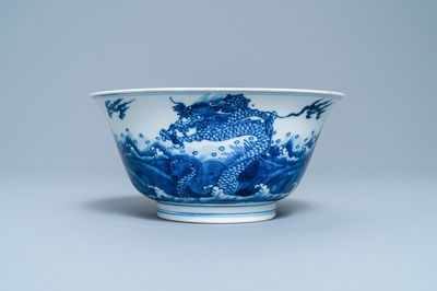 Un bol en porcelaine de Chine en bleu et blanc à décor de dragons et carpes, marque de Xuande, Kangxi