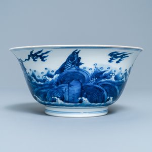 Un bol en porcelaine de Chine en bleu et blanc à décor de dragons et carpes, marque de Xuande, Kangxi — photo 4