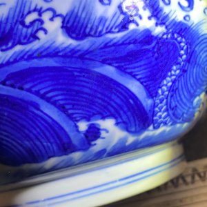 Un bol en porcelaine de Chine en bleu et blanc à décor de dragons et carpes, marque de Xuande, Kangxi — photo 10