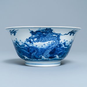 Un bol en porcelaine de Chine en bleu et blanc à décor de dragons et carpes, marque de Xuande, Kangxi — photo 1