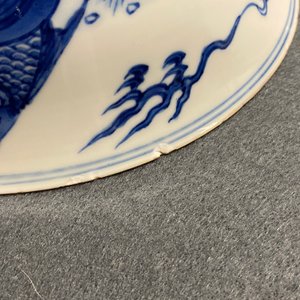 Un bol en porcelaine de Chine en bleu et blanc à décor de dragons et carpes, marque de Xuande, Kangxi — photo 13