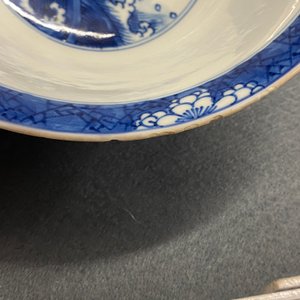 Un bol en porcelaine de Chine en bleu et blanc à décor de dragons et carpes, marque de Xuande, Kangxi — photo 17