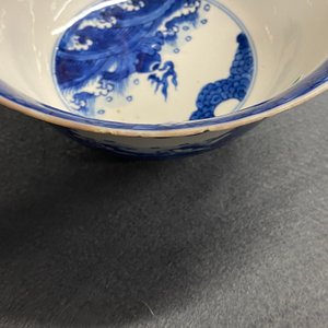 Un bol en porcelaine de Chine en bleu et blanc à décor de dragons et carpes, marque de Xuande, Kangxi — photo 18