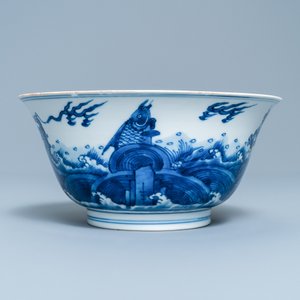 Un bol en porcelaine de Chine en bleu et blanc à décor de dragons et carpes, marque de Xuande, Kangxi — photo 2