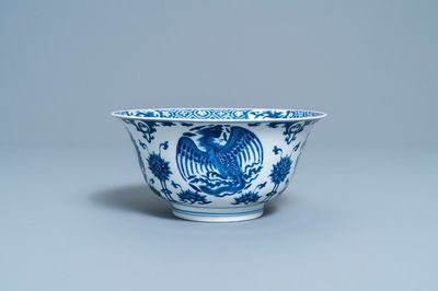 Un bol en porcelaine de Chine en bleu et blanc à décor de dragons et phénix, marque de Chenghua, Kangxi