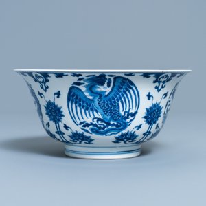 Un bol en porcelaine de Chine en bleu et blanc à décor de dragons et phénix, marque de Chenghua, Kangxi — photo 4