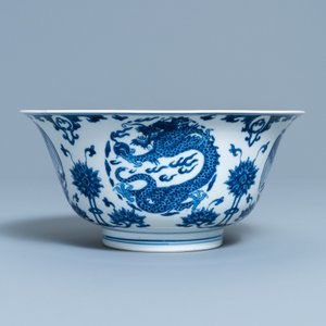 Un bol en porcelaine de Chine en bleu et blanc à décor de dragons et phénix, marque de Chenghua, Kangxi — photo 5