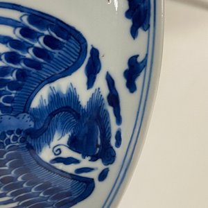 Un bol en porcelaine de Chine en bleu et blanc à décor de dragons et phénix, marque de Chenghua, Kangxi — photo 9