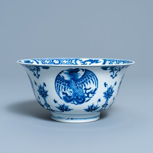 Un bol en porcelaine de Chine en bleu et blanc à décor de dragons et phénix, marque de Chenghua, Kangxi — photo 1