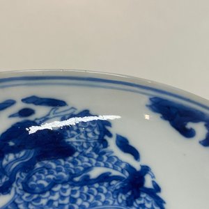 Un bol en porcelaine de Chine en bleu et blanc à décor de dragons et phénix, marque de Chenghua, Kangxi — photo 12