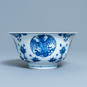 Un bol en porcelaine de Chine en bleu et blanc à décor de dragons et phénix, marque de Chenghua, Kangxi — photo 3