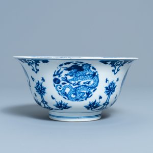 Un bol en porcelaine de Chine en bleu et blanc à décor de dragons et phénix, marque de Chenghua, Kangxi — photo 4