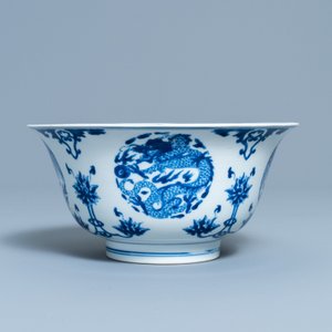Un bol en porcelaine de Chine en bleu et blanc à décor de dragons et phénix, marque de Chenghua, Kangxi — photo 6
