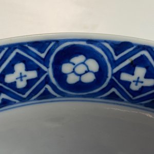 Un bol en porcelaine de Chine en bleu et blanc à décor de dragons et phénix, marque de Chenghua, Kangxi — photo 9